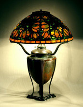 Репродукция картины "reading lamp. tulip design, dome shape" художника "тиффани луис комфорт"