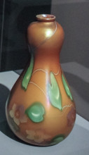 Репродукция картины "double gourd-shaped bottle with flowers" художника "тиффани луис комфорт"