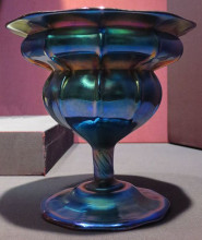 Репродукция картины "compote, purple to blue iridescent glass" художника "тиффани луис комфорт"
