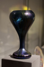 Репродукция картины "peacock decorative vase" художника "тиффани луис комфорт"