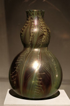 Репродукция картины "double gourd-shaped vase with stylised leaves" художника "тиффани луис комфорт"