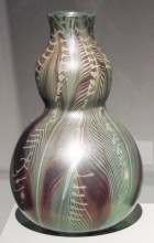 Репродукция картины "double gourd-shaped vase with stylized painted leaves" художника "тиффани луис комфорт"
