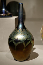 Репродукция картины "bottle-shaped vase with peacock-blue luster" художника "тиффани луис комфорт"