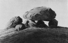 Репродукция картины "megalithic grave" художника "фридрих каспар давид"