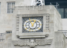 Копия картины "detail of the clock at the top of broadcasting house" художника "гилл эрик"