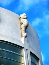 Репродукция картины "seahorses above the entrance to the midland hotel in morecambe" художника "гилл эрик"